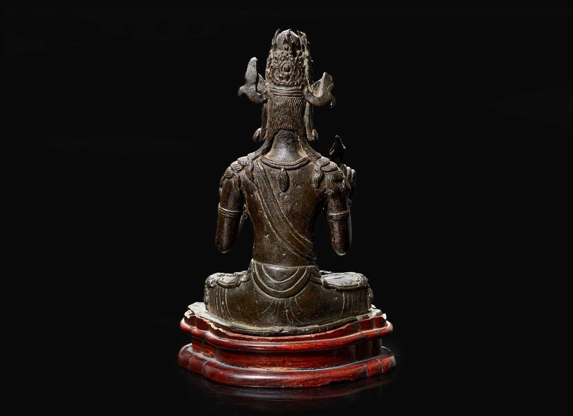 A rare Chinese patinated bronze figure of Guanyin, Yunnan, 12th to 14th century 珍罕銅加漆觀音像及底座 雲南大理 十二至十四世紀