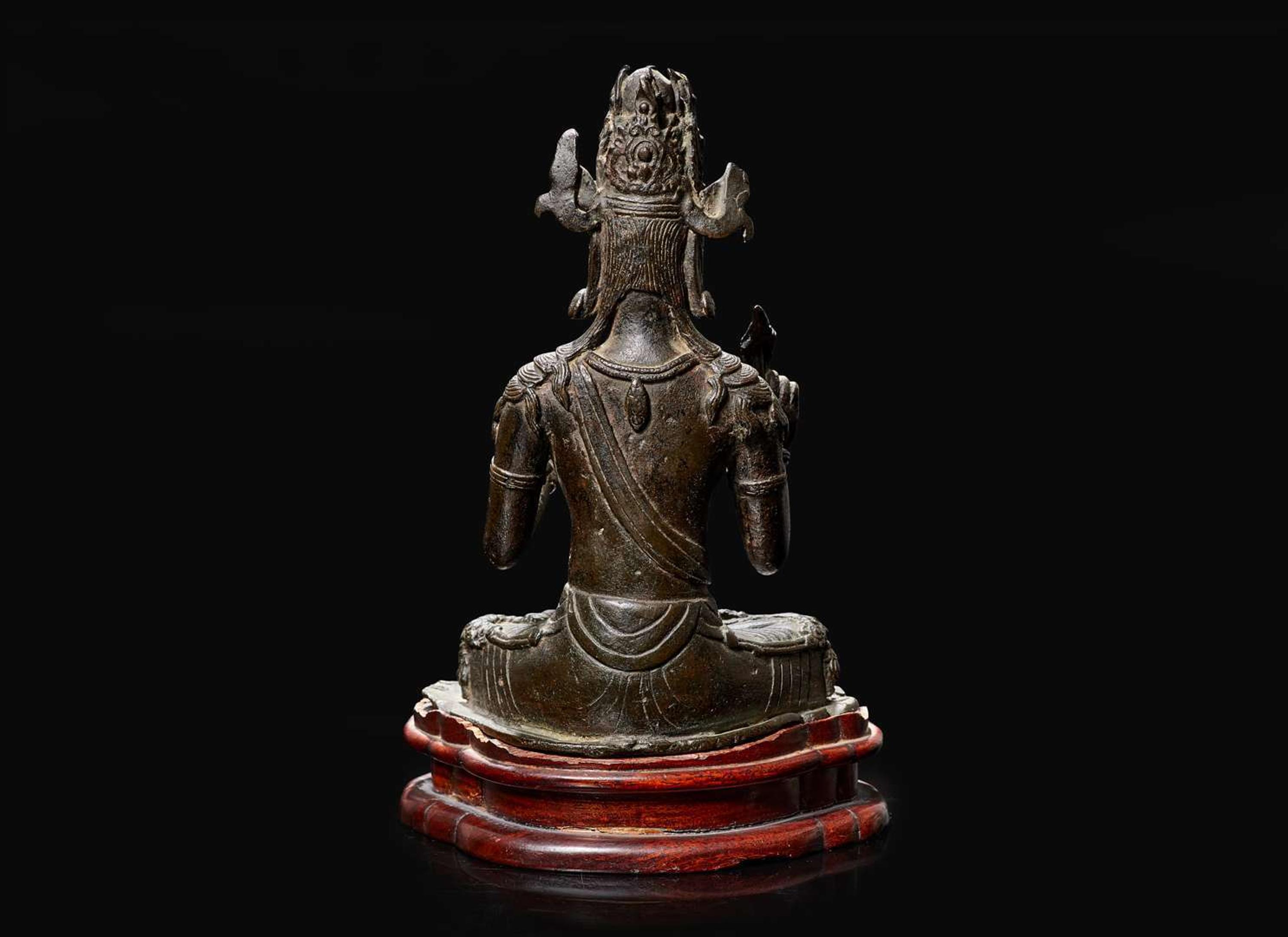 A rare Chinese patinated bronze figure of Guanyin, Yunnan, 12th to 14th century 珍罕銅加漆觀音像及底座 雲南大理 十二至十四世紀