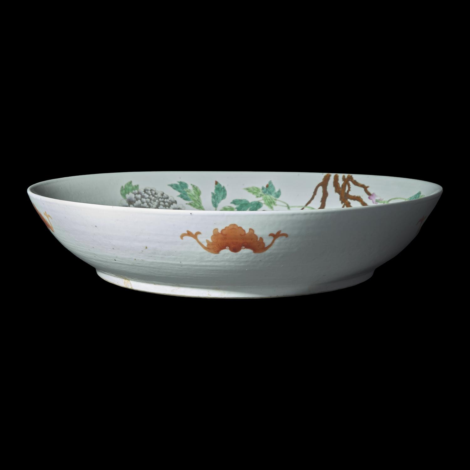 A Large Chinese Famille Rose Porcelain 'Butterflies and Peonies' Charger, Late Qing/Republic Period 晚清/民國 粉彩蝶戀花大盤