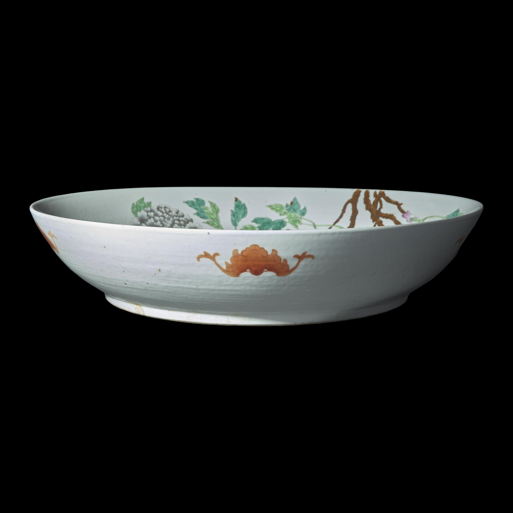 A Large Chinese Famille Rose Porcelain 'Butterflies and Peonies' Charger, Late Qing/Republic Period 晚清/民國 粉彩蝶戀花大盤