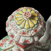 A Chinese Export Famille Verte Porcelain Covered Ewer and a Guglet Vase, Kangxi Period 清康熙 外銷五彩花卉紋酒注及蒜頭瓶