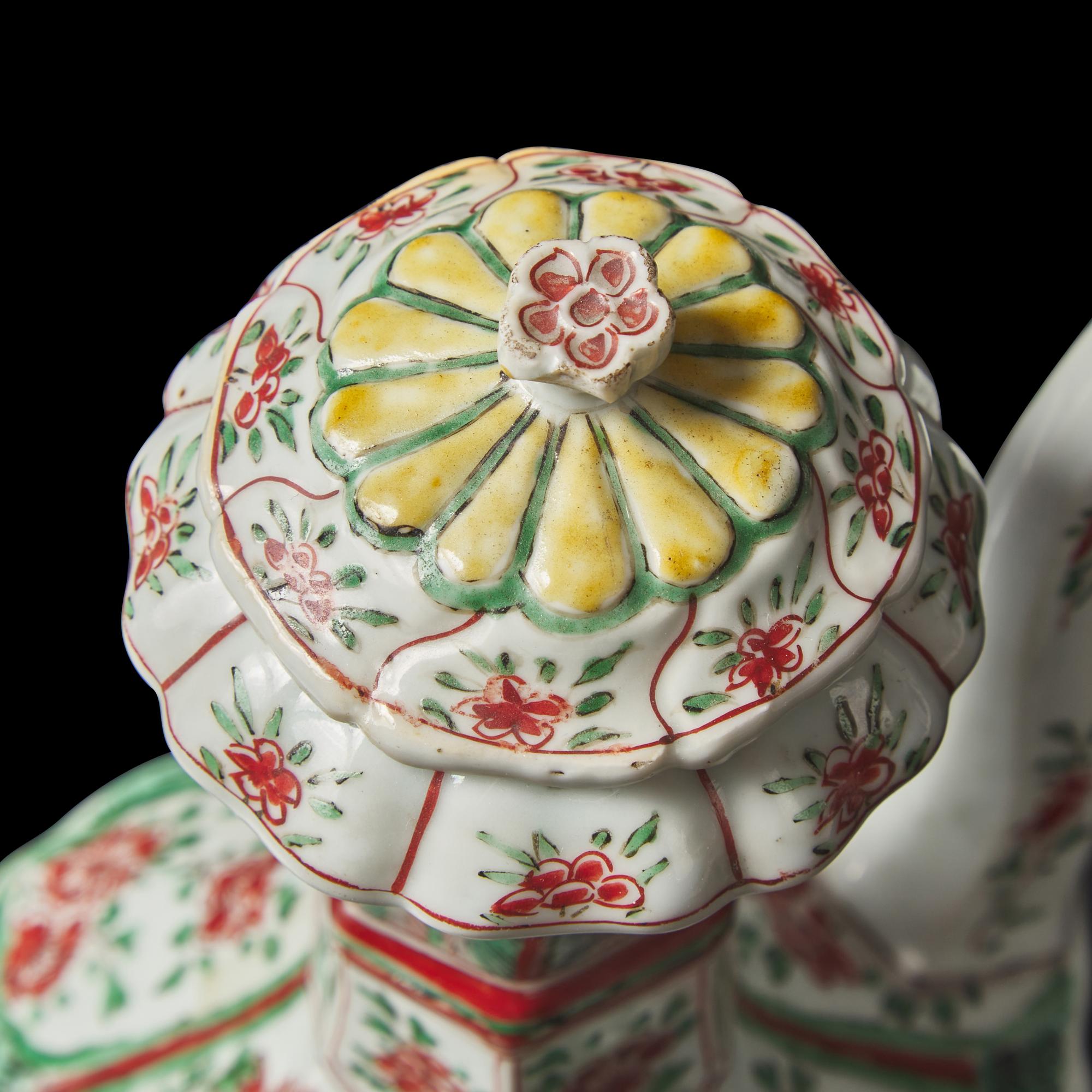 A Chinese Export Famille Verte Porcelain Covered Ewer and a Guglet Vase, Kangxi Period 清康熙 外銷五彩花卉紋酒注及蒜頭瓶