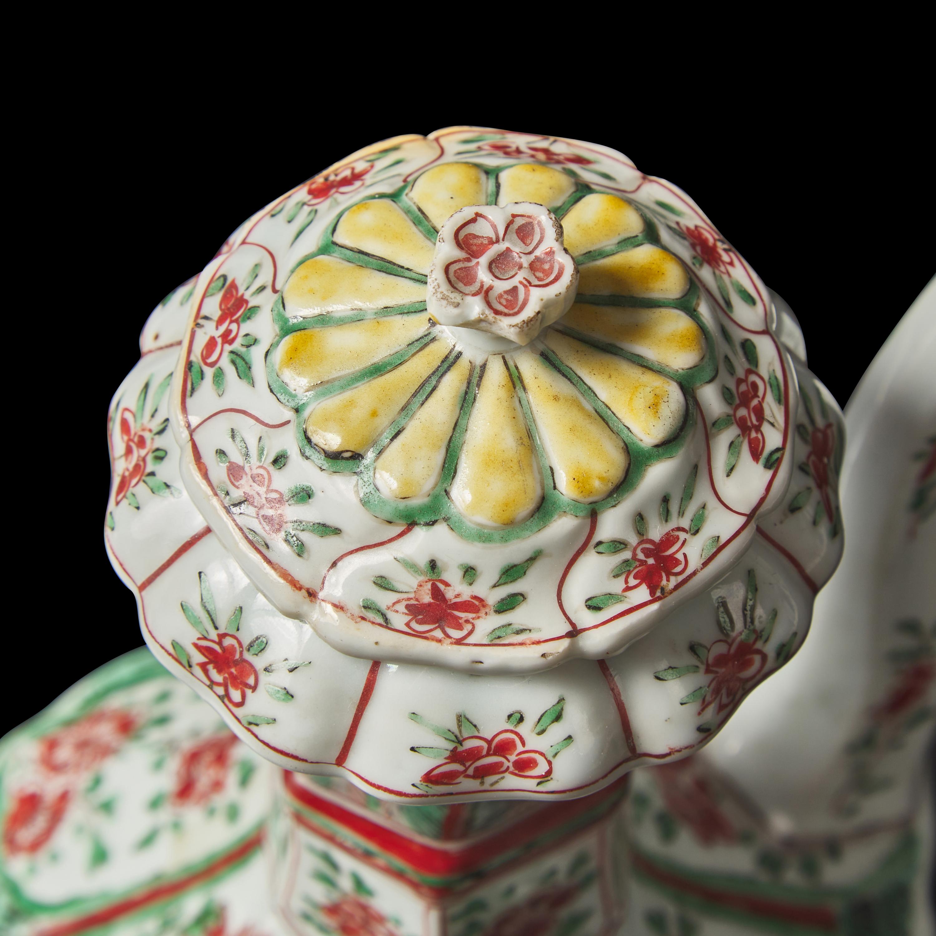 A Chinese Export Famille Verte Porcelain Covered Ewer and a Guglet Vase, Kangxi Period 清康熙 外銷五彩花卉紋酒注及蒜頭瓶