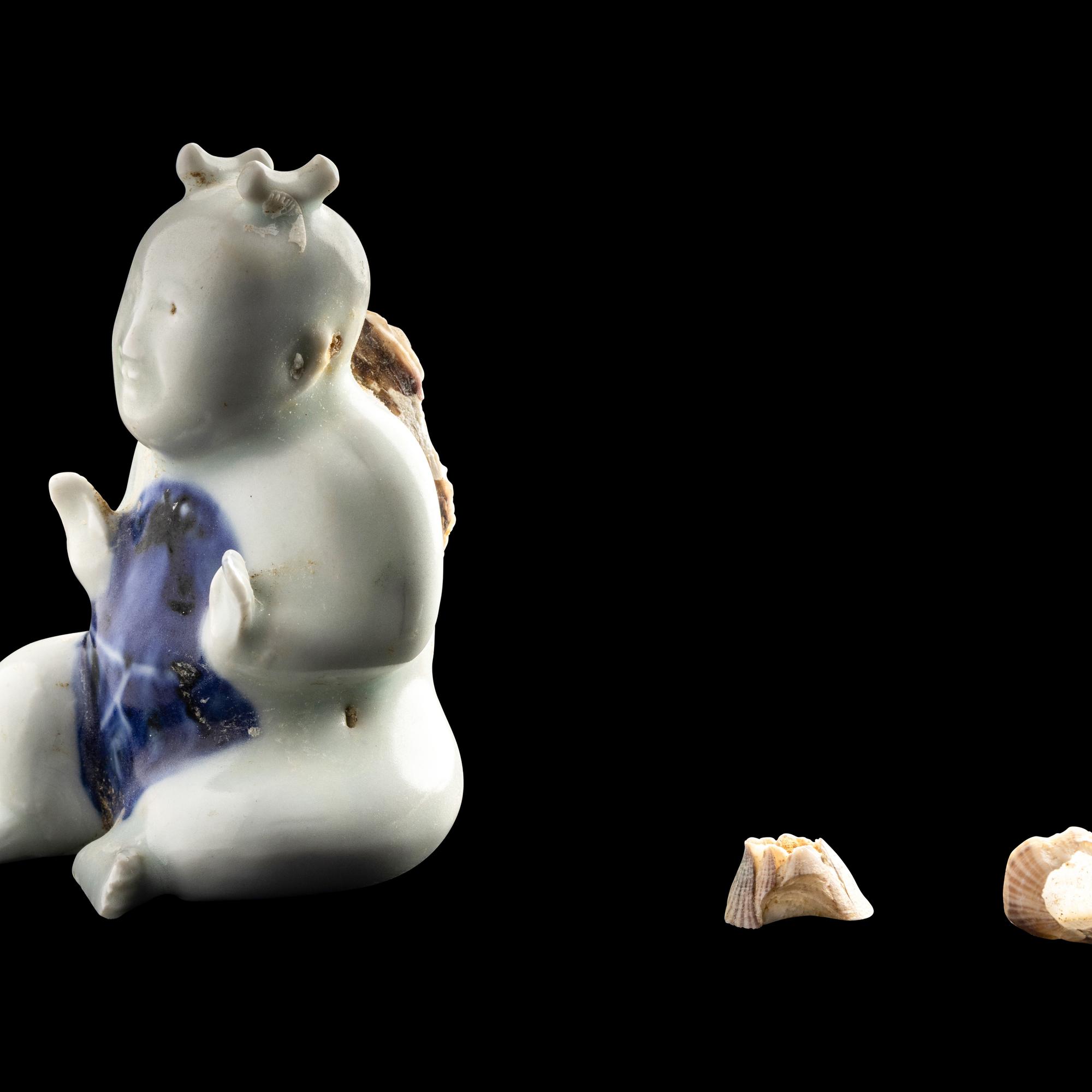 A Chinese Blue and White Porcelain Boy, Yongzheng Period 清雍正約1725年 越南金瓯沉船海撈青花瓷童子