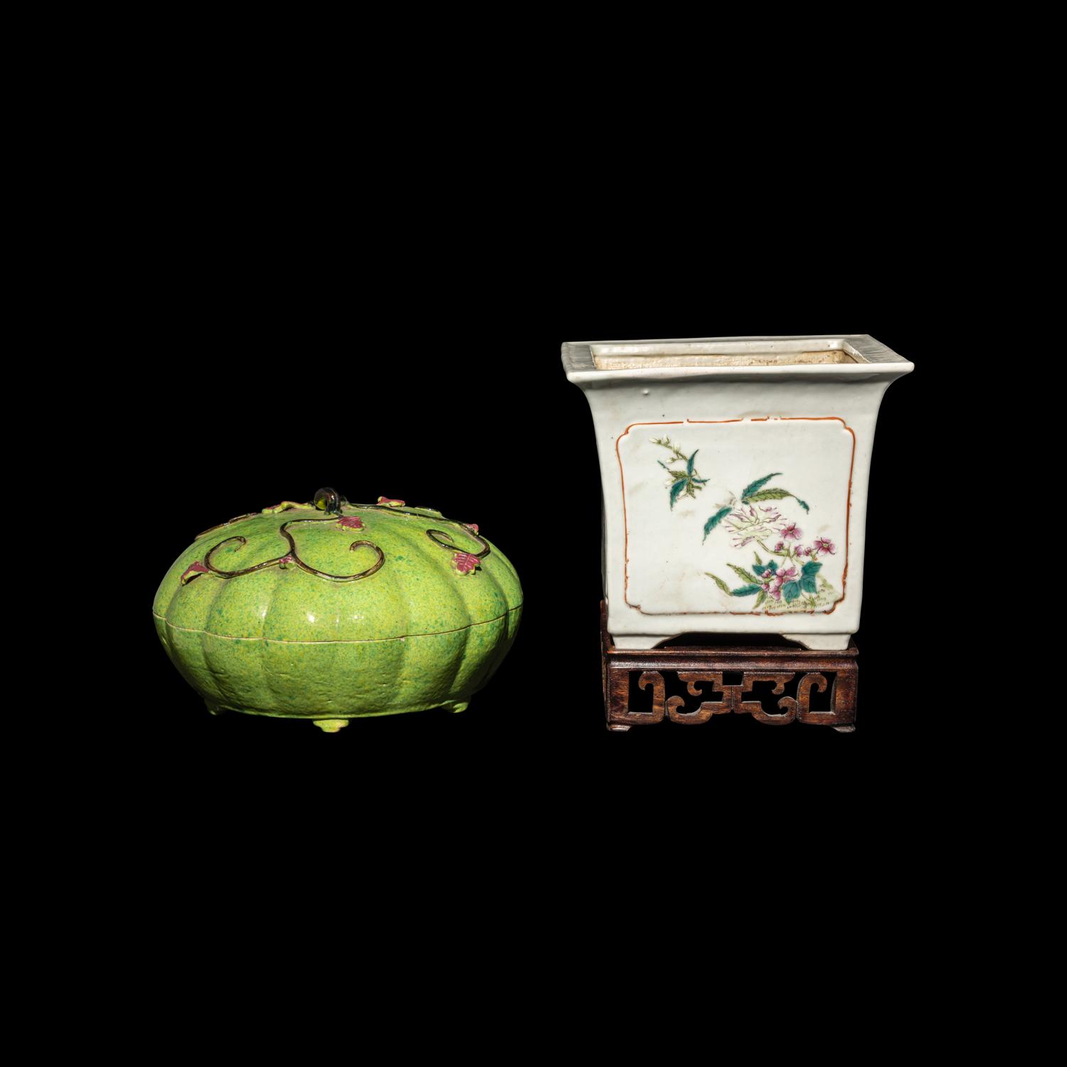A Chinese Green Ground Famille Rose Porcelain Covered Box and a Famille Rose Planter, Late Qing Dynasty-Early Republic Period 晚清-民國 粉彩四方花盆及綠地瓜棱紋捧盒