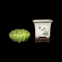 A Chinese Green Ground Famille Rose Porcelain Covered Box and a Famille Rose Planter, Late Qing Dynasty-Early Republic Period 晚清-民國 粉彩四方花盆及綠地瓜棱紋捧盒