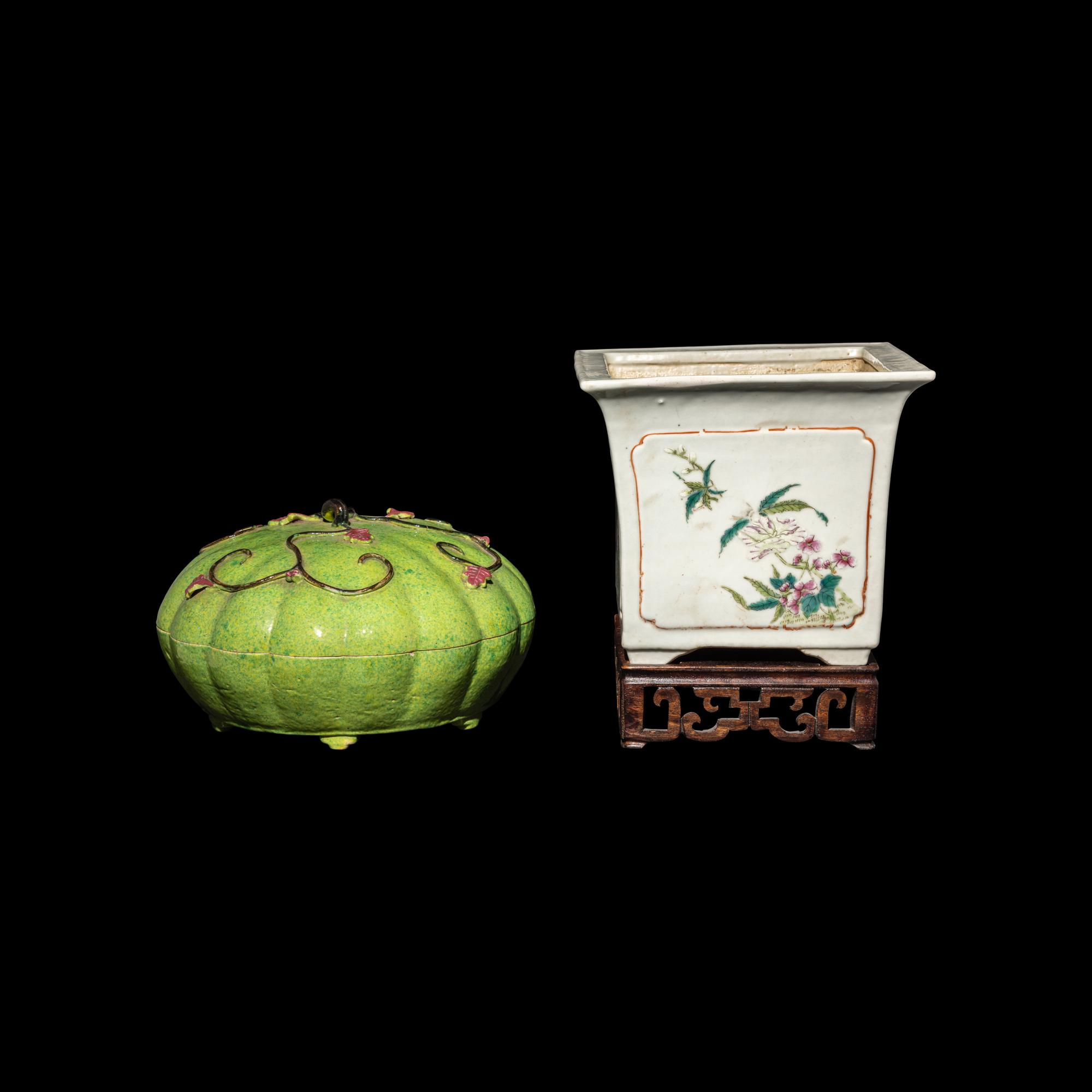 A Chinese Green Ground Famille Rose Porcelain Covered Box and a Famille Rose Planter, Late Qing Dynasty-Early Republic Period 晚清-民國 粉彩四方花盆及綠地瓜棱紋捧盒