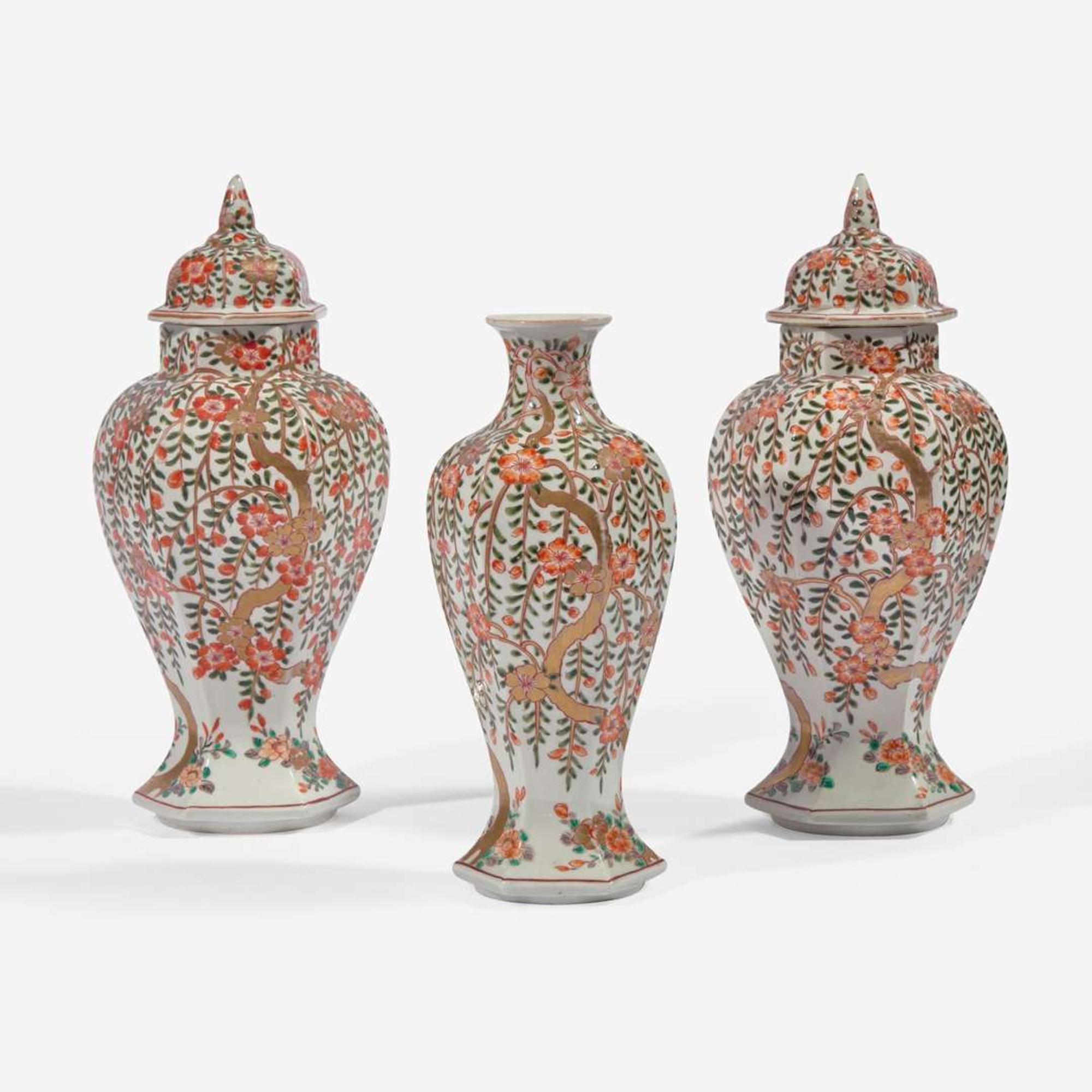 A garniture of three Japanese baluster jars and a vase 日本带盖瓷瓶两件和花瓶一件 18th/19th century ???????