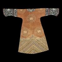 A Chinese Light Brown Ground Kesi Silk Lady's Informal Robe, Changfu, 19th Century 清晚期 醬地緙絲團鳳紋女常服