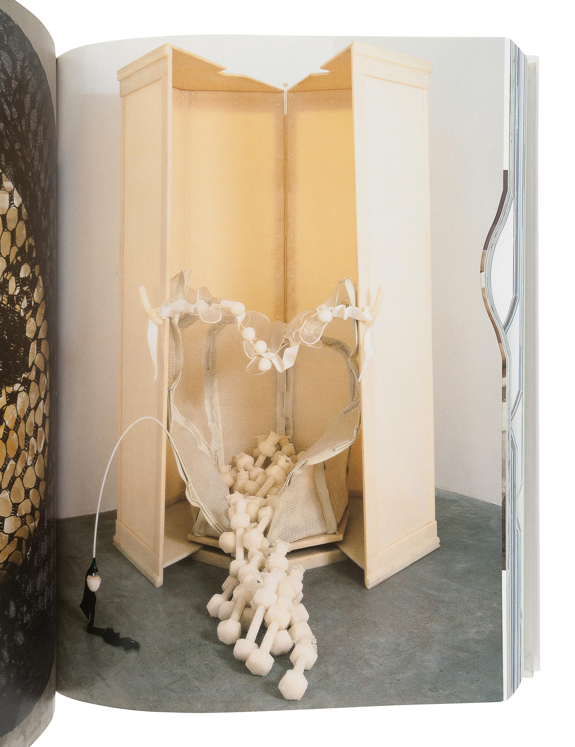[BARNEY, Matthew (1967)]. SPECTOR, Nancy. Matthew Barney: The Cremaster Cycle. New York: Guggenheim Museum Publication, 2004.