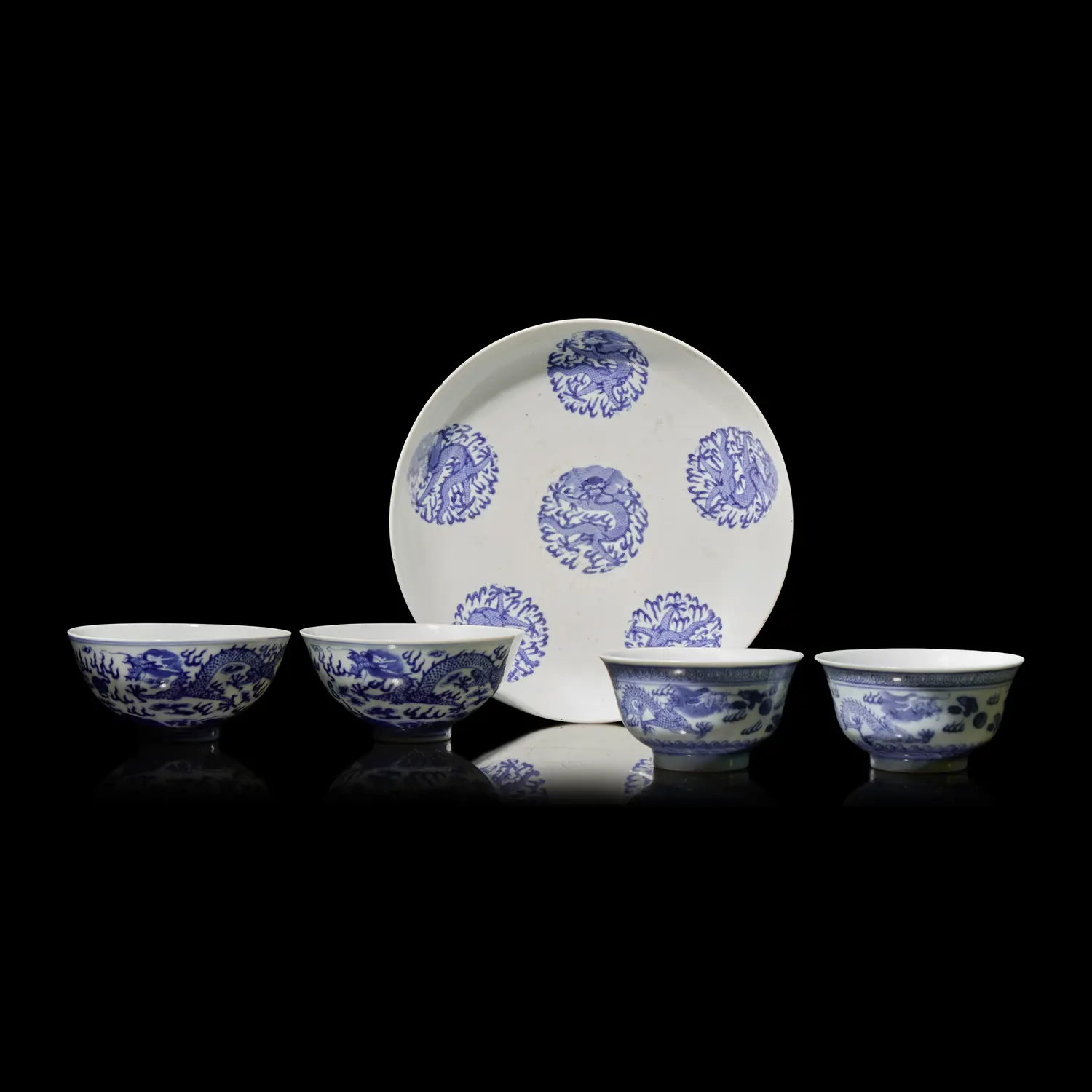 中国　青花　蝙蝠果実文盤　C　8758E A Group of Five Assorted Chinese Blue and White 