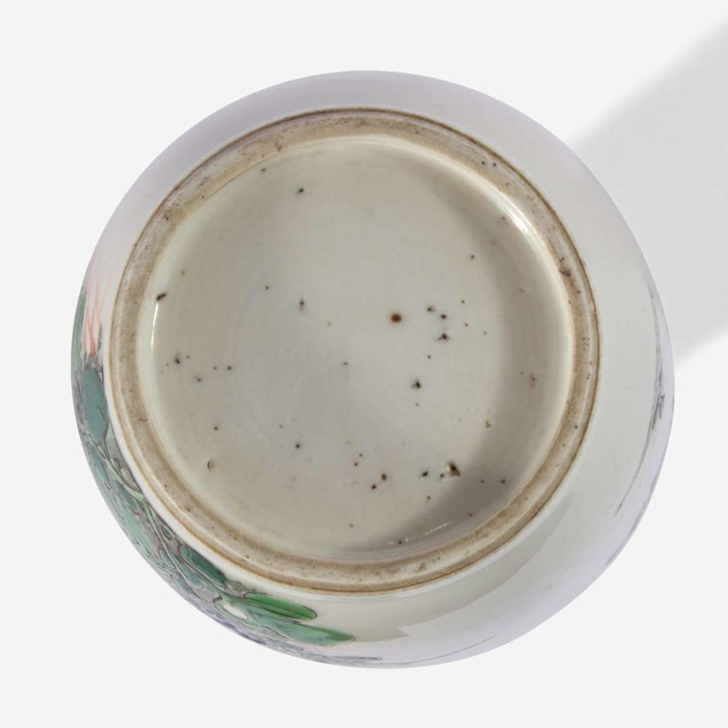 A small Chinese famille verte-decorated porcelain rouleau vase 五彩纸槌瓶