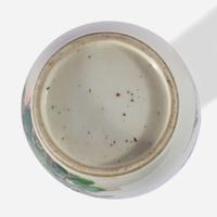 A small Chinese famille verte-decorated porcelain rouleau vase 五彩纸槌瓶