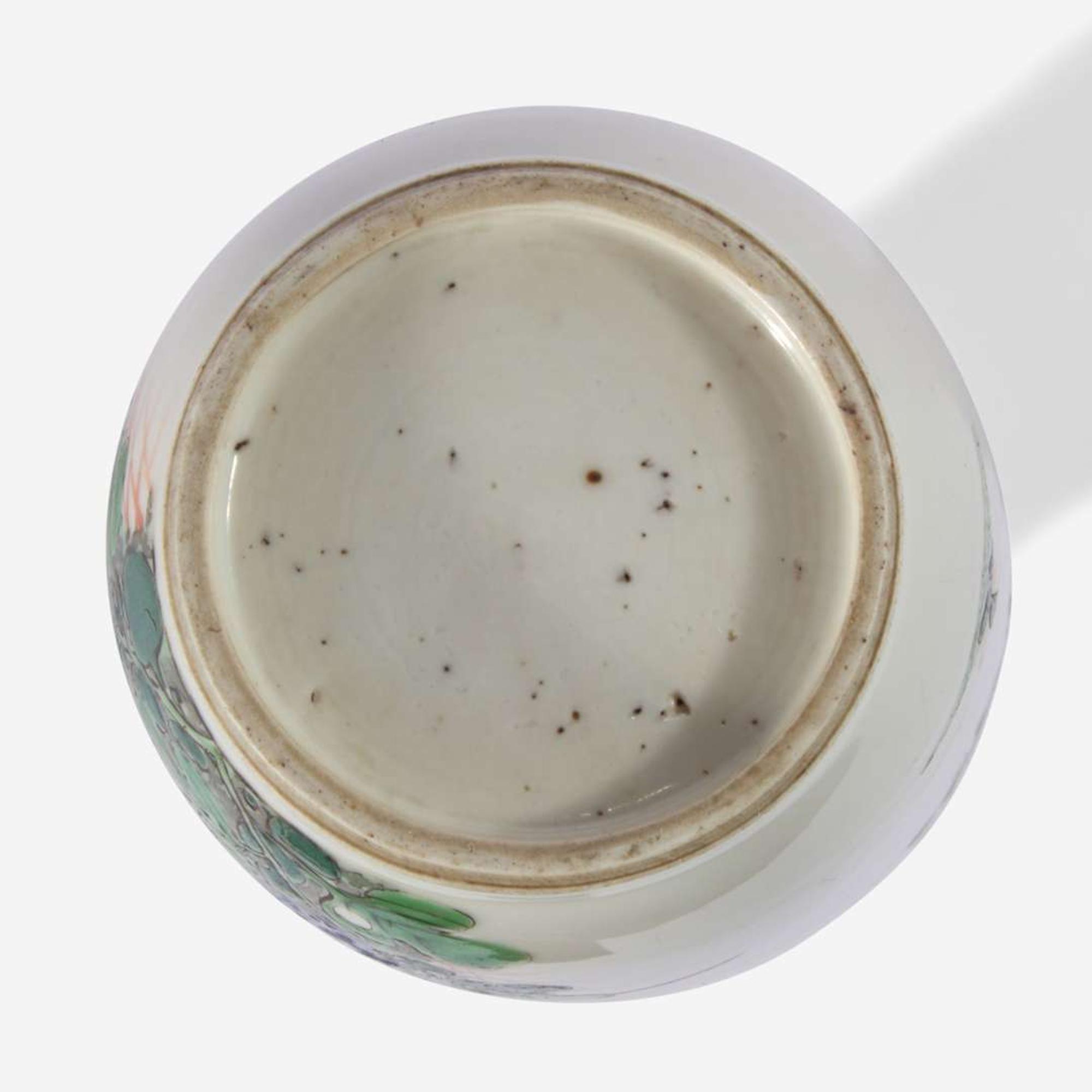 A small Chinese famille verte-decorated porcelain rouleau vase 五彩纸槌瓶