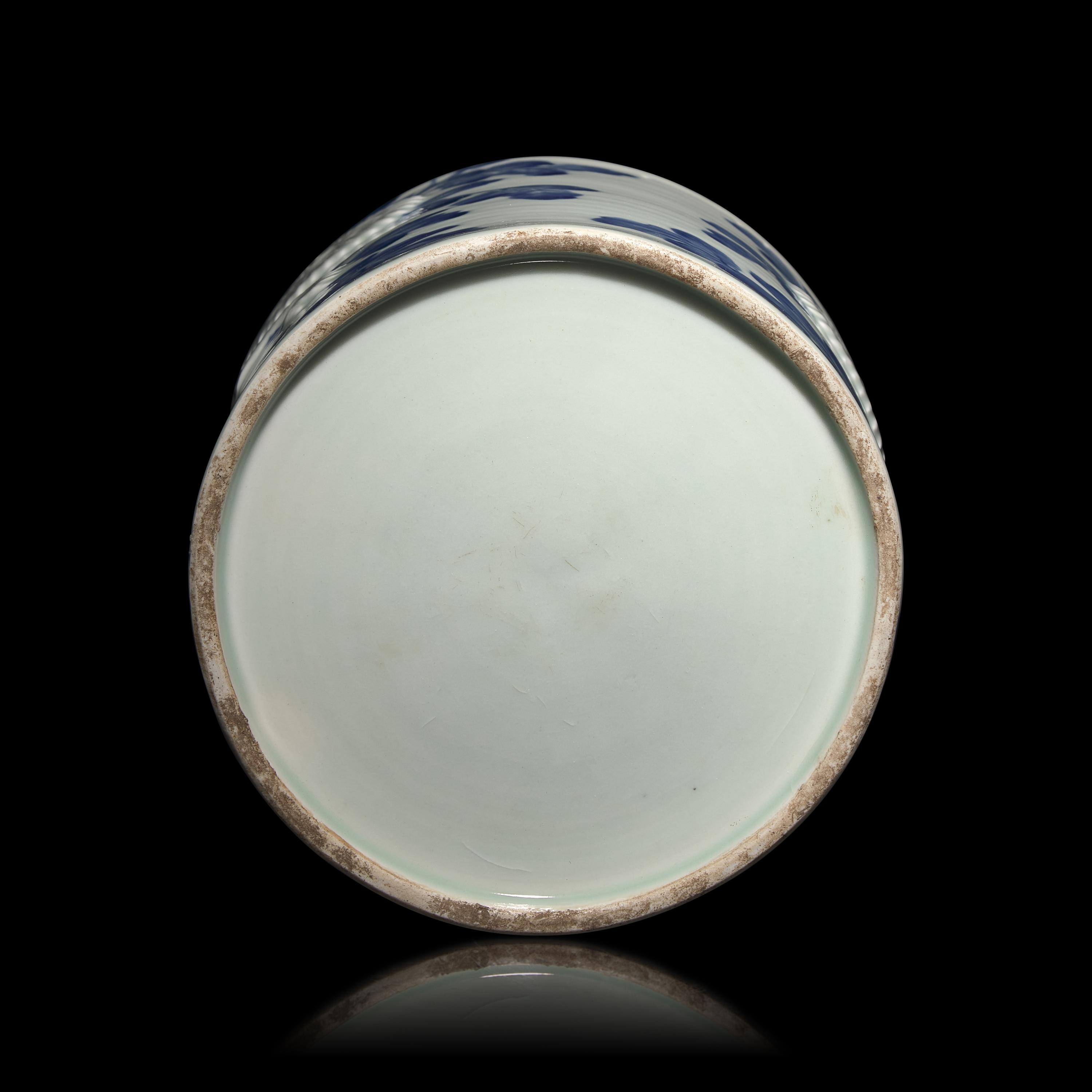 A Japanese Hirado Blue and White Porcelain ' Kiku' Brush Pot, 19th Century — 日本江戶-明治時代 平戶燒青花菊花圖筆筒