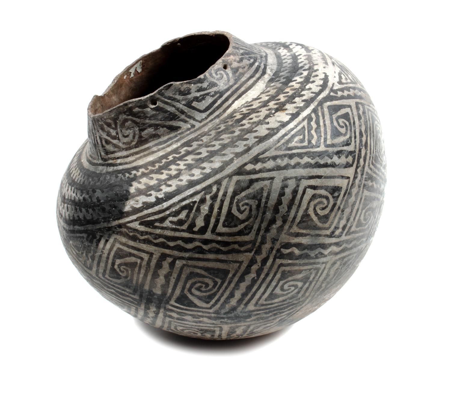 Walnut Black on White Jar, Kayenta Branch Anasazi Diameter 12 inches — Circa 1150-1250 A.D.