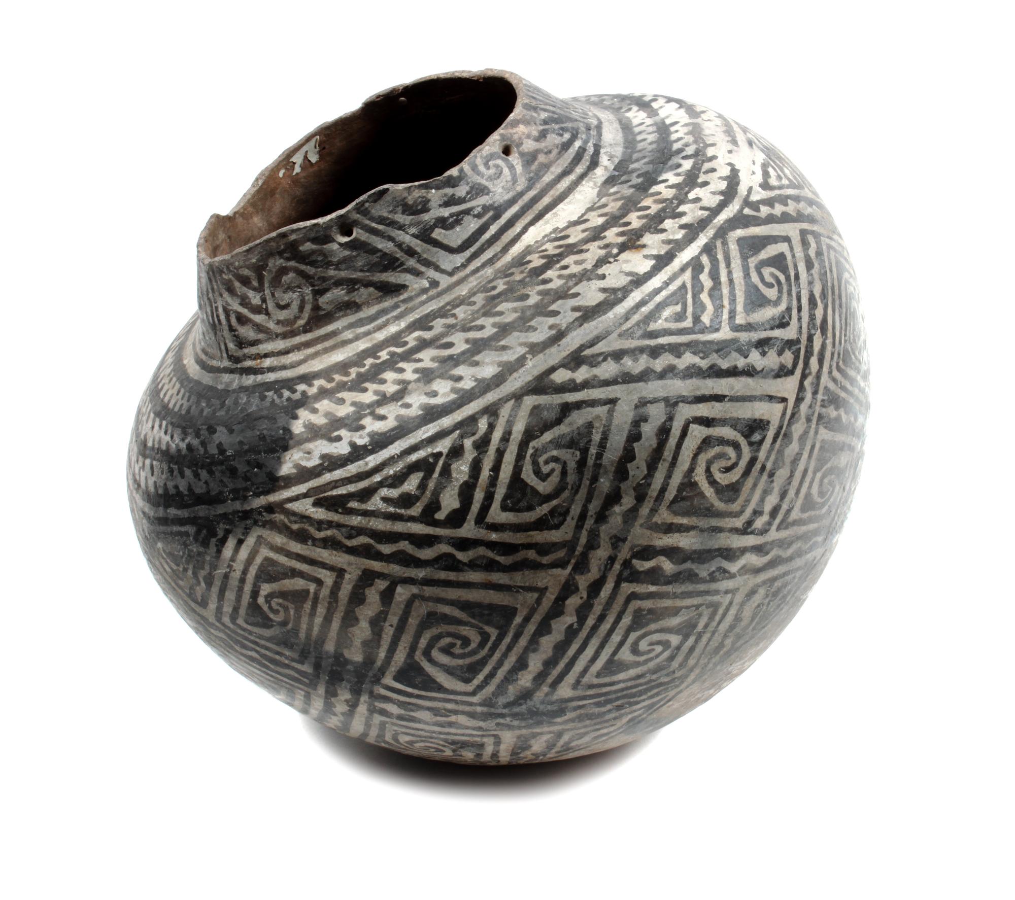 Walnut Black on White Jar, Kayenta Branch Anasazi Diameter 12 inches — Circa 1150-1250 A.D.