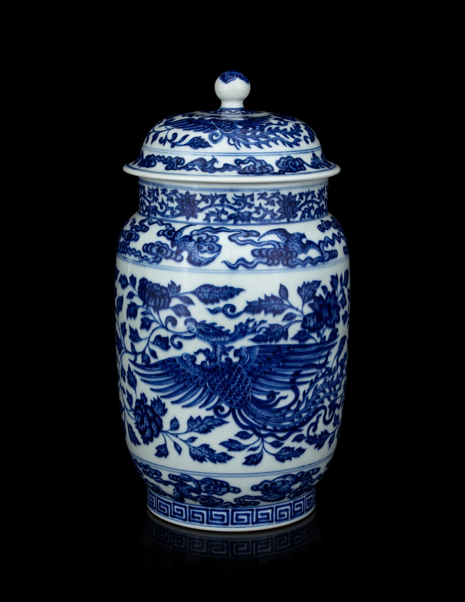 A Chinese Blue and White Porcelain Cylindrical Jar and Cover