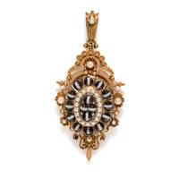 ETRUSCAN REVIVAL, YELLOW GOLD, AGATE, DIAMOND AND PEARL PENDANT