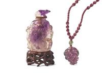 Two Chinese Carved Semiprecious Stone Articles, 20th Century 近代 紫晶、碧璽把件兩種