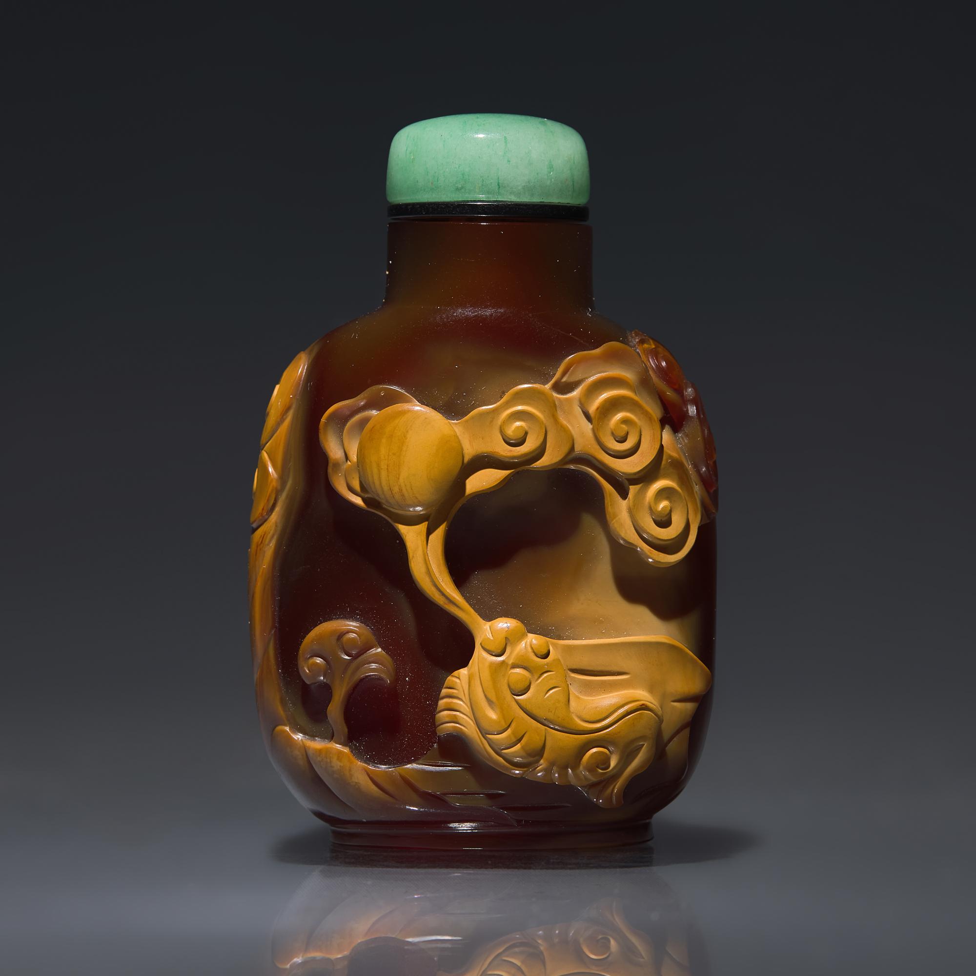 A Chinese Carved Agate Snuff Bottle, Qing Dynasty, 19th Century — 清晚期 瑪瑙巧雕鼻煙壺