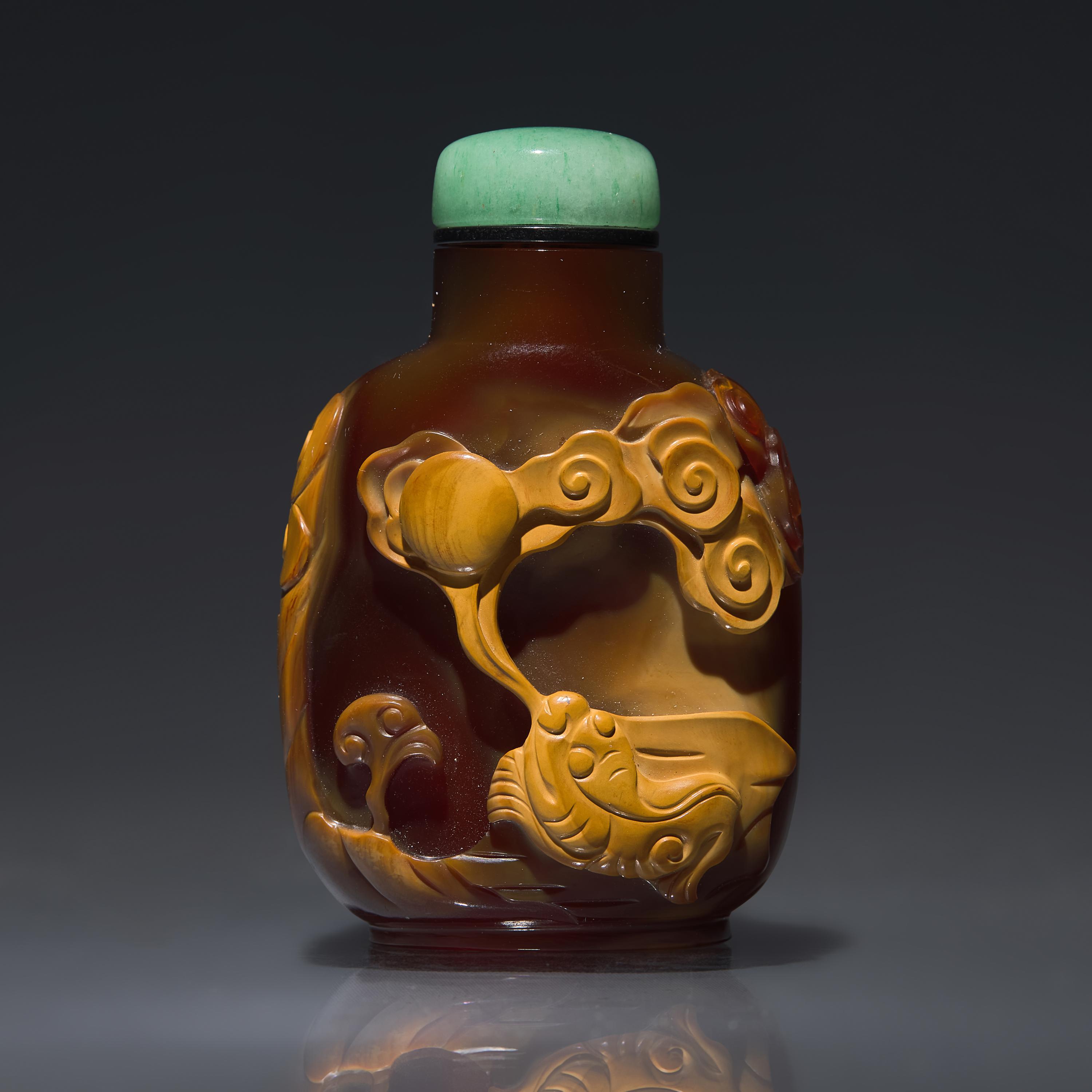 A Chinese Carved Agate Snuff Bottle, Qing Dynasty, 19th Century — 清晚期 瑪瑙巧雕鼻煙壺