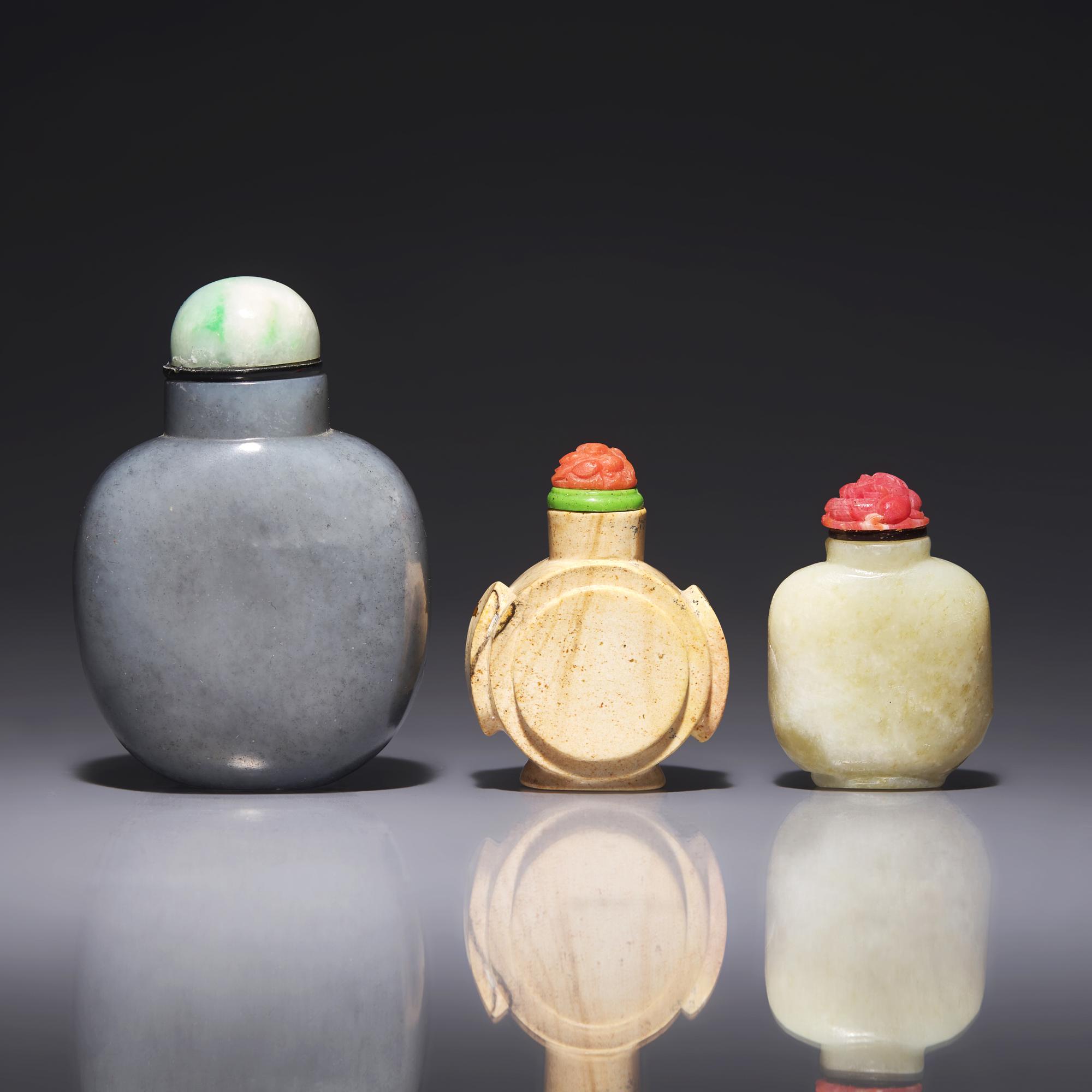 Three Chinese Jade and Hardstone Snuff Bottles 玉、石鼻烟壺三支