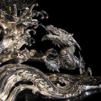 A Japanese Rock Crystal Sphere and Silver 'Dragon and Waves' Stand, Signed Yoshimasa Saku Meiji/Taisho Period 日本明治/大正時期 義正作潮を支配する珠と龍