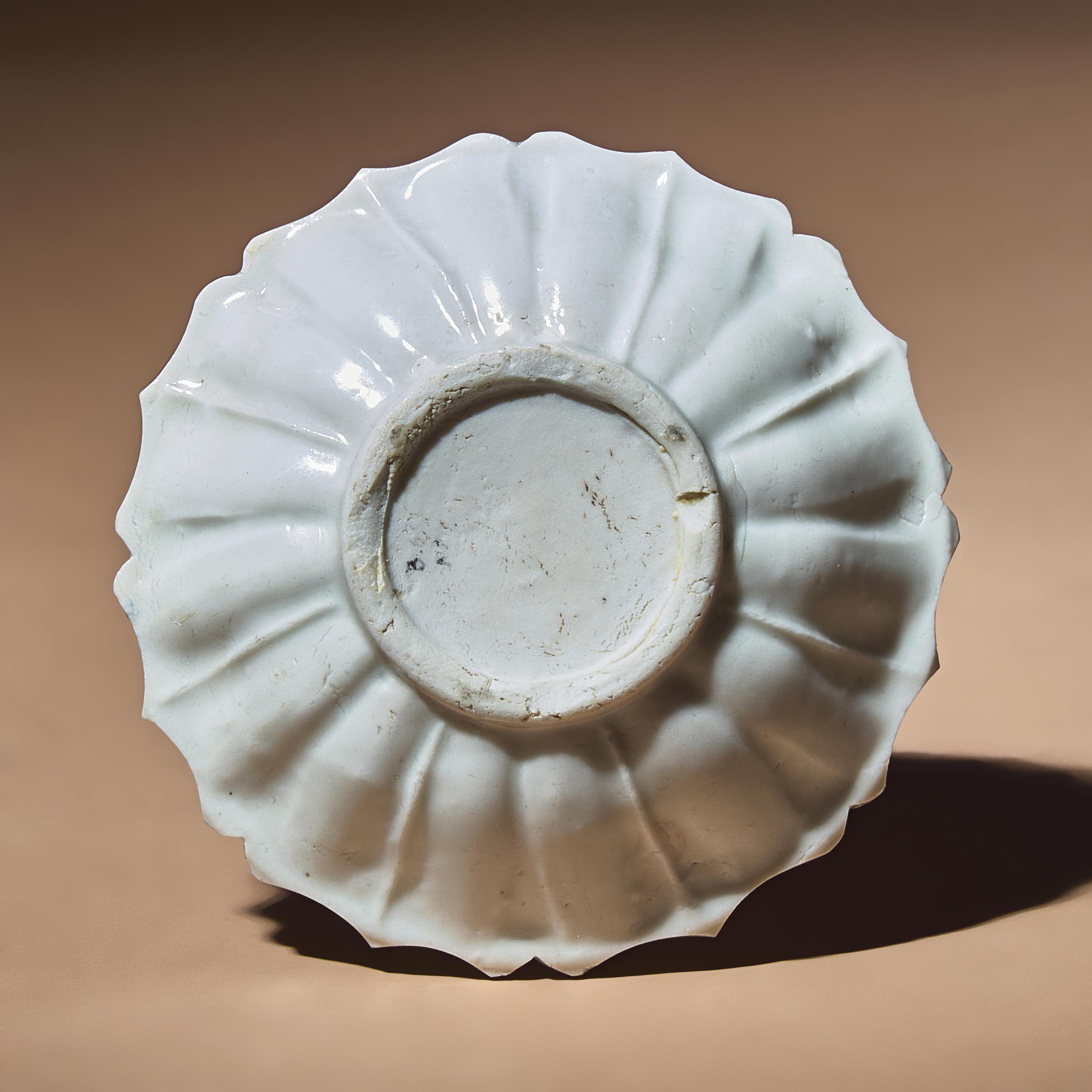 A Chinese Blanc-de-Chine Porcelain Floriform Dish, Late Ming Dynasty — 明晚期 德化白瓷花口碟