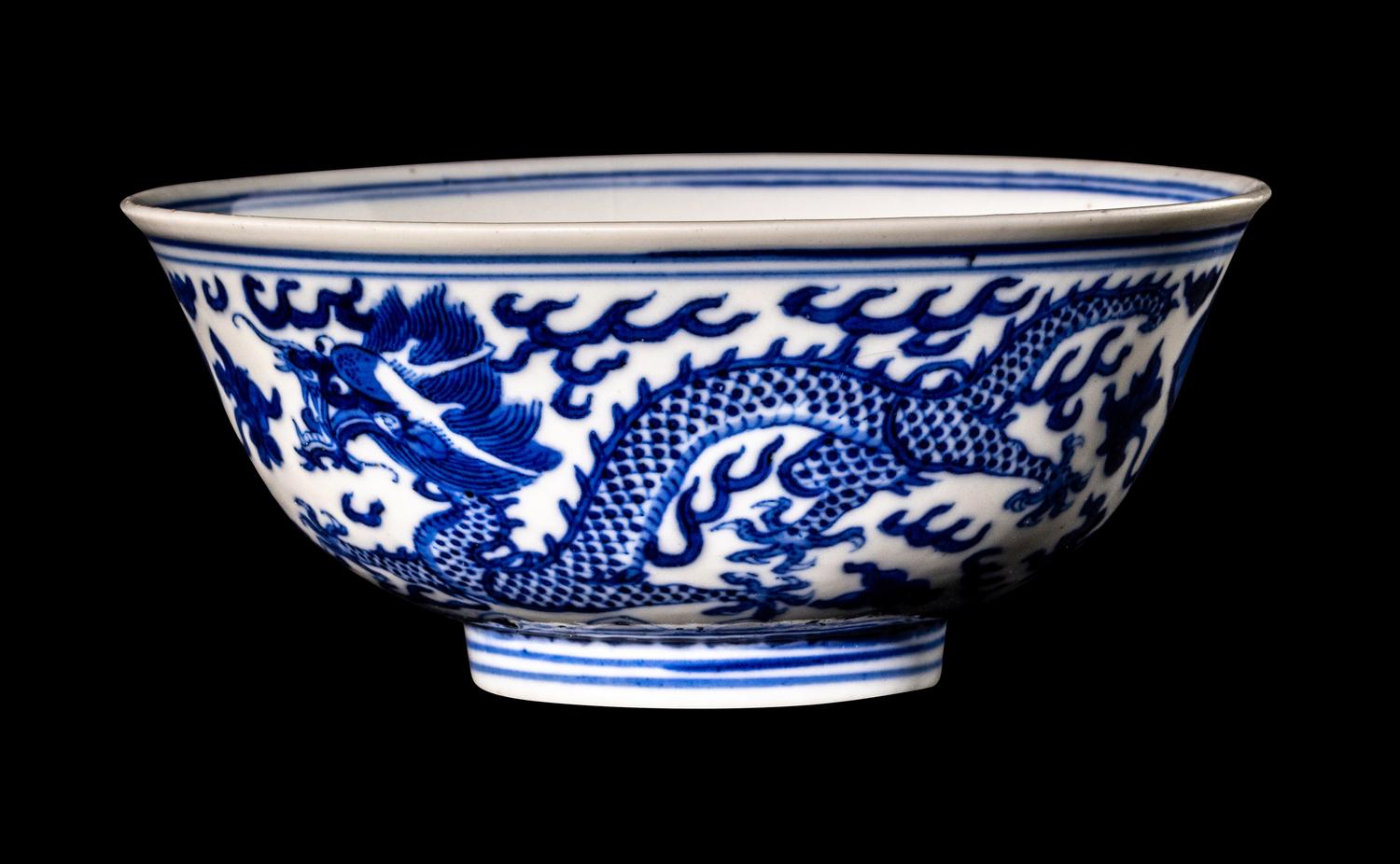 A Small Chinese Blue and White Porcelain 'Dragon' Bowl