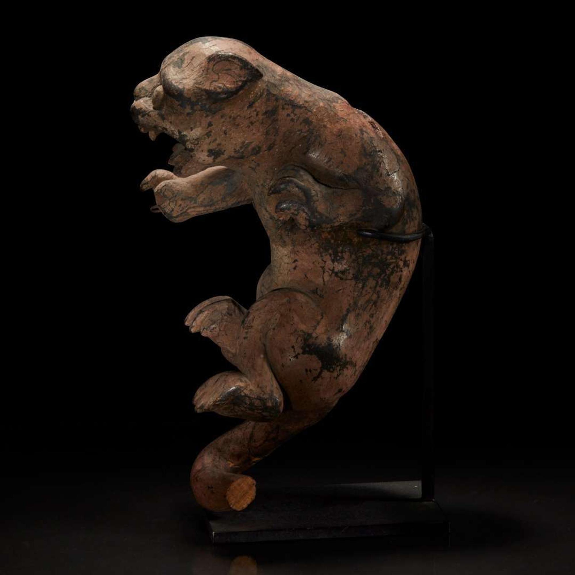 A carved and painted wood figure of a rampant feline 木雕大猫