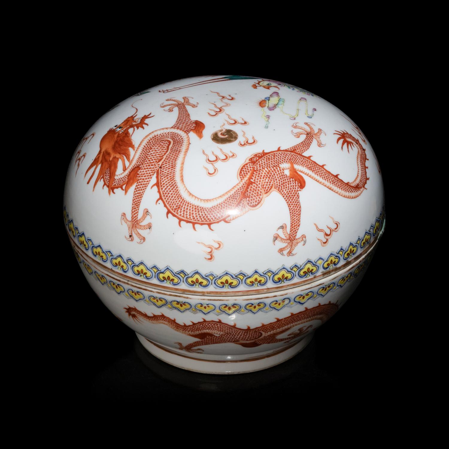 A Chinese Famille Rose Porcelain 'Dragon and Phoenix' Box and Cover, Late 19th/Early 20th Century 晚清/民國 粉彩龍鳳紋大捧盒