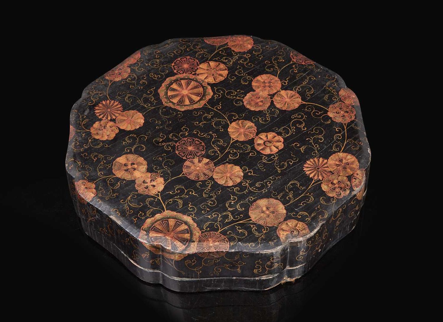 A Canton enamel and lacquer sweetmeat set, late 18th century 描金漆盒內貯銅胎畫琺瑯托盤 十八世紀末