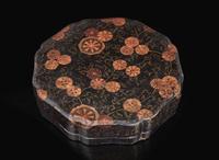 A Canton enamel and lacquer sweetmeat set, late 18th century 描金漆盒內貯銅胎畫琺瑯托盤 十八世紀末