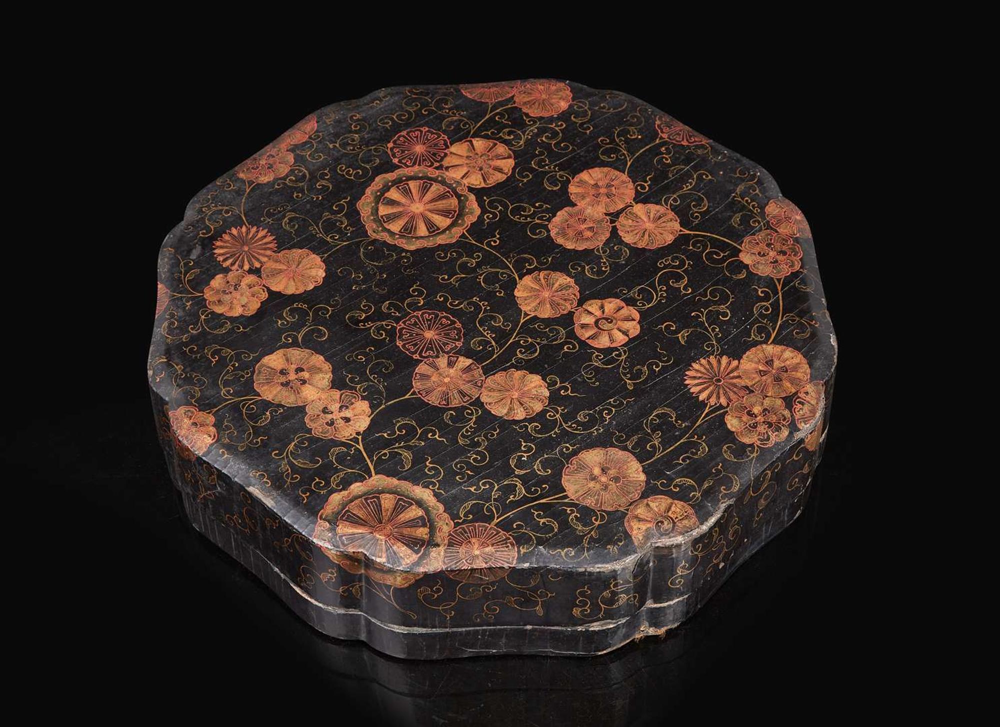 A Canton enamel and lacquer sweetmeat set, late 18th century 描金漆盒內貯銅胎畫琺瑯托盤 十八世紀末