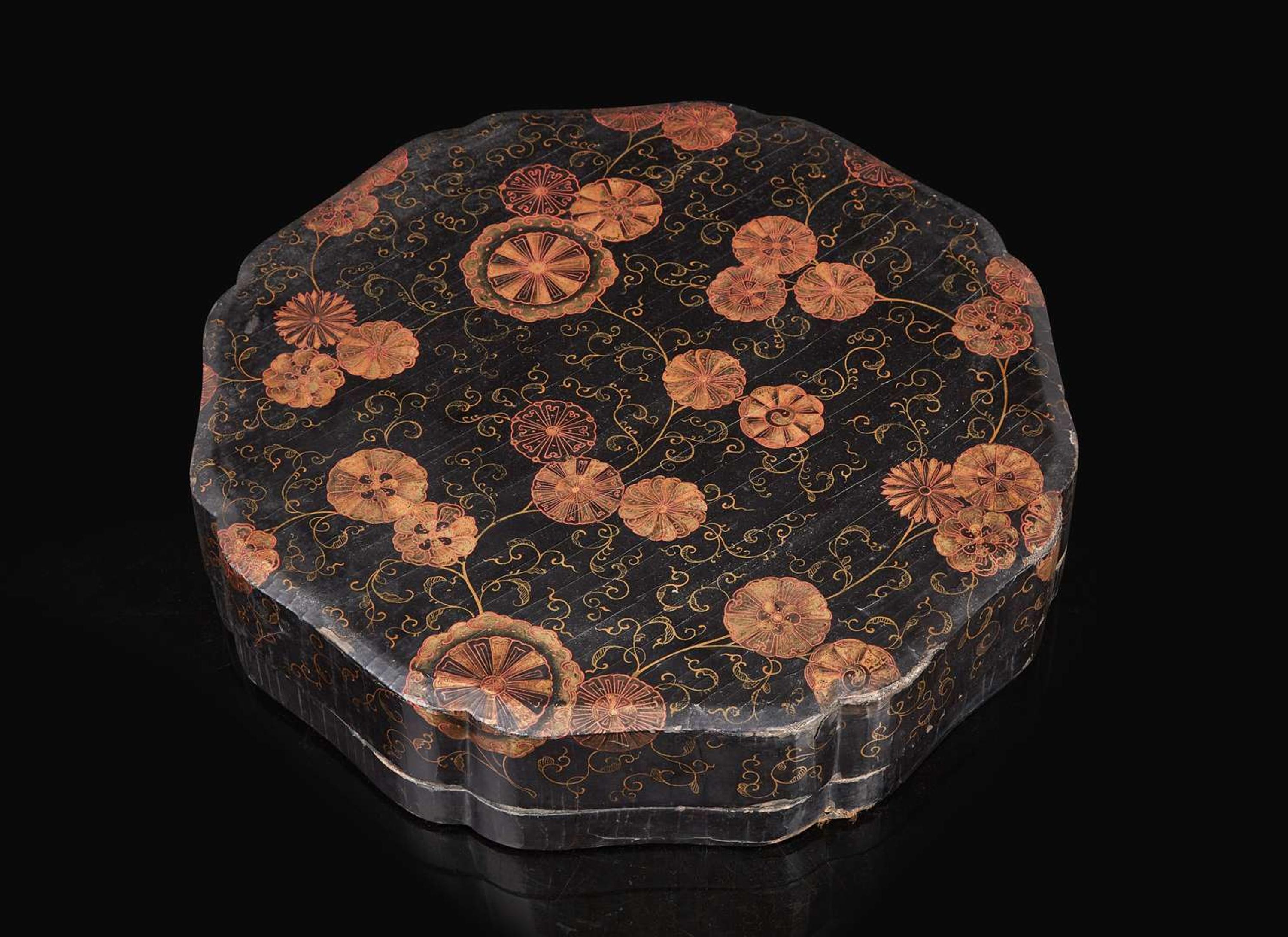 A Canton enamel and lacquer sweetmeat set, late 18th century 描金漆盒內貯銅胎畫琺瑯托盤 十八世紀末