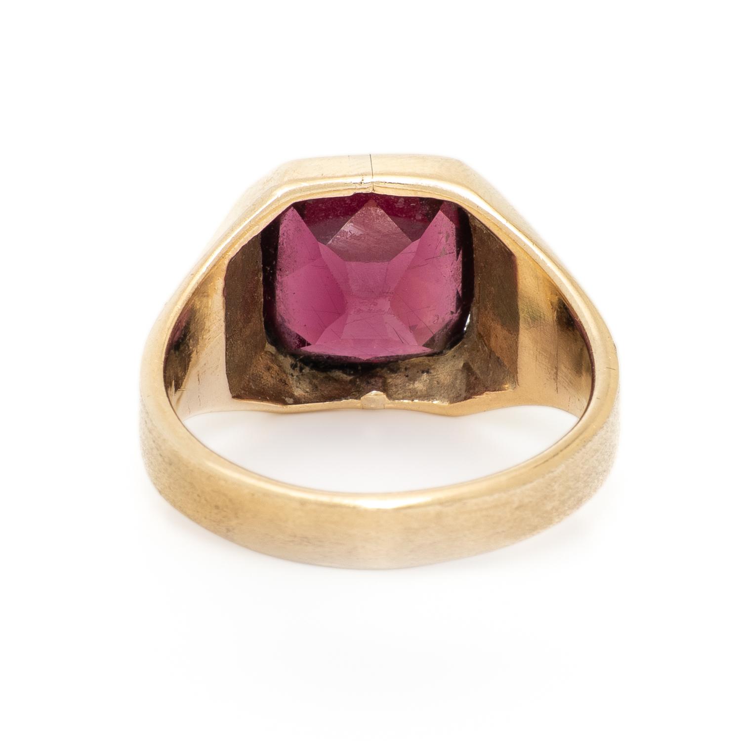GARNET AND YELLOW GOLD RING