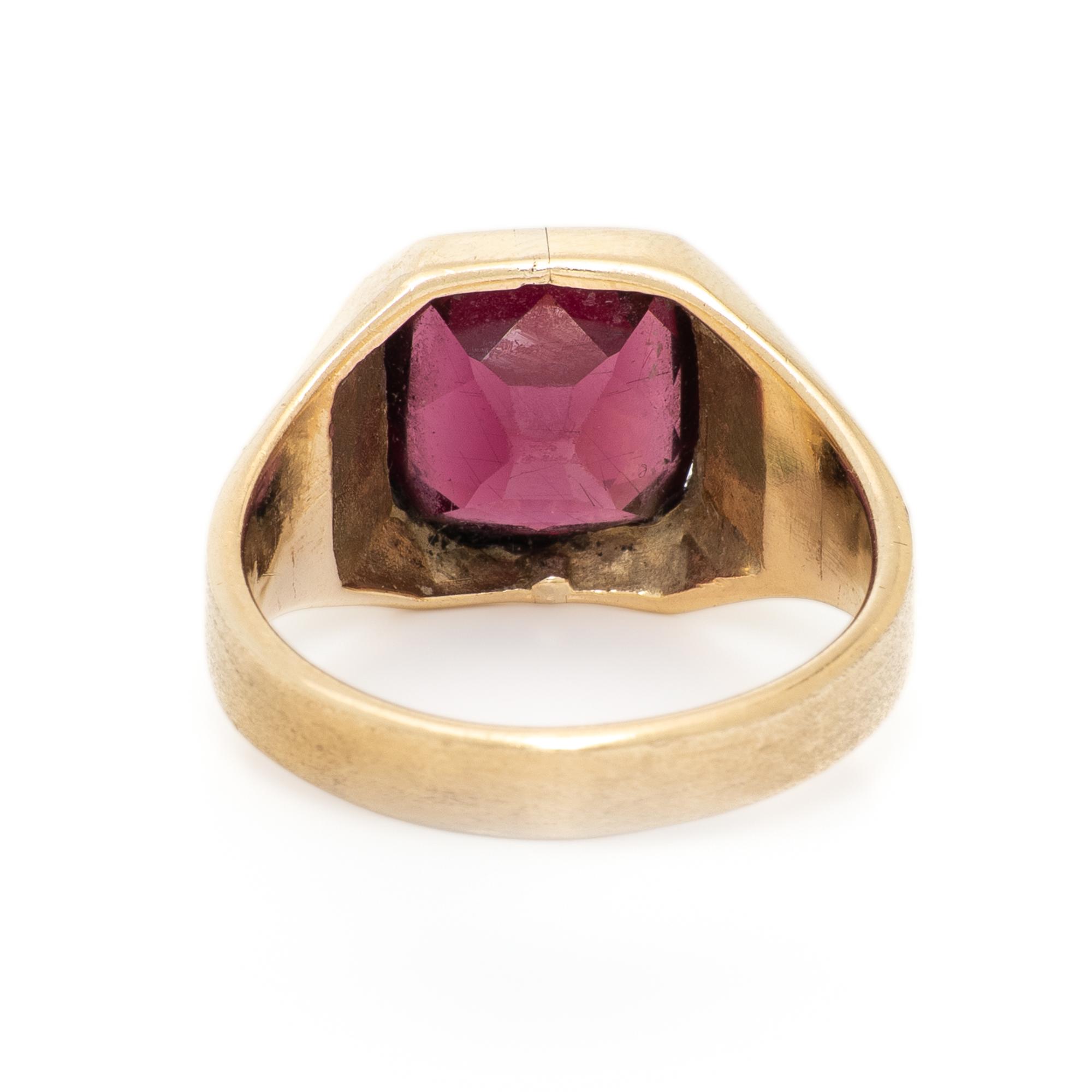 GARNET AND YELLOW GOLD RING