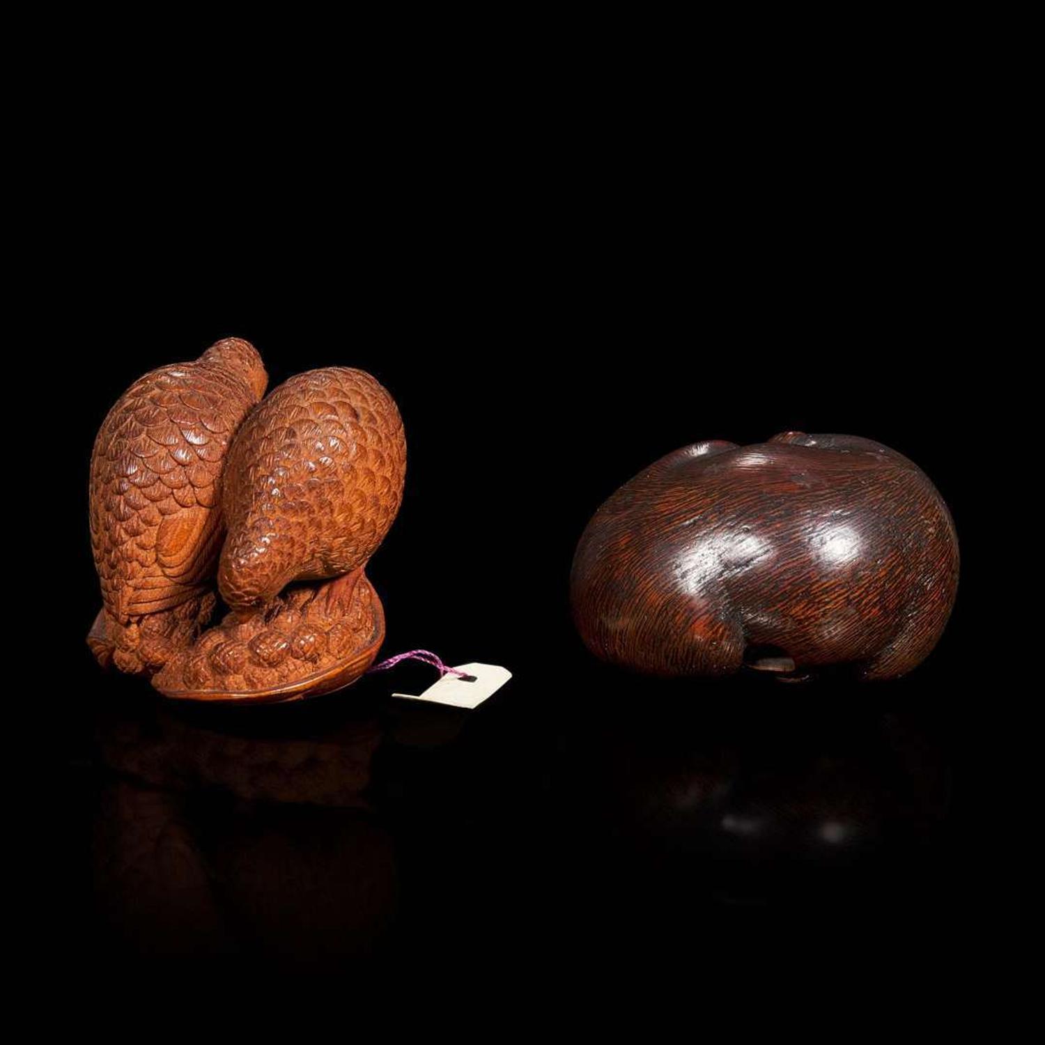 Two carved wood netsuke: a sleeping dog and a pair of quail 日本小狗与鹌鹑根付两件 Edo/Meiji period ?????