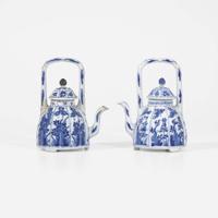An associated pair of Chinese blue and white porcelain teapots and covers 青花带盖茶壶 或为一对 Kangxi period ???