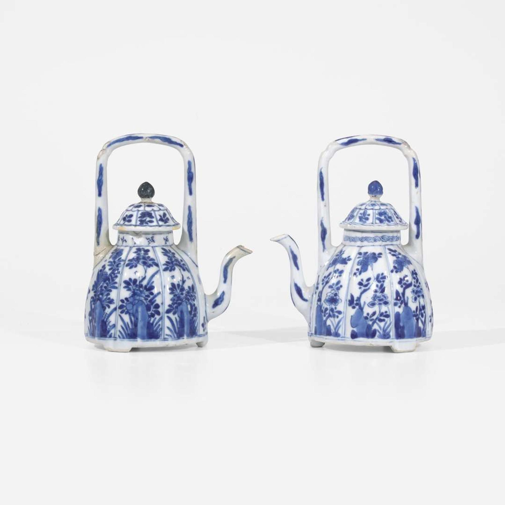 An associated pair of Chinese blue and white porcelain teapots and covers 青花带盖茶壶 或为一对 Kangxi period ???
