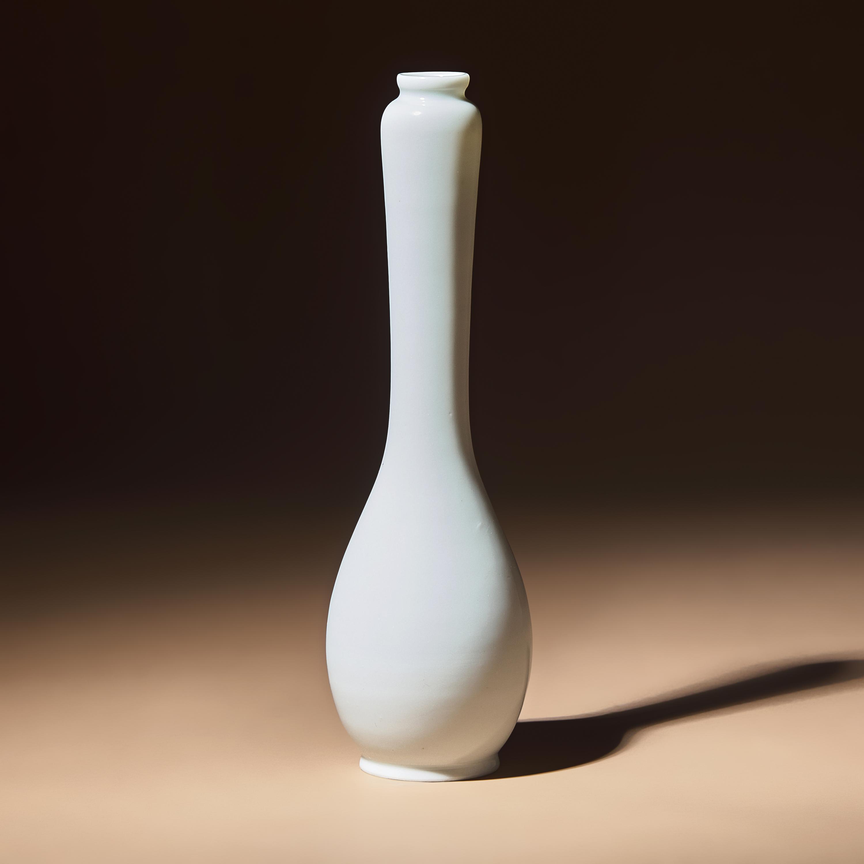 A Chinese Blanc-de-Chine Porcelain Vase, Late 17th-Early 18th Century — 清早中期 德化白瓷長頸瓶
