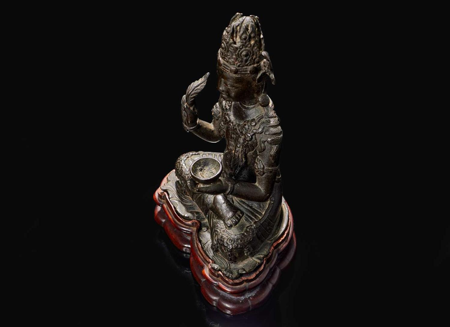 A rare Chinese patinated bronze figure of Guanyin, Yunnan, 12th to 14th century 珍罕銅加漆觀音像及底座 雲南大理 十二至十四世紀