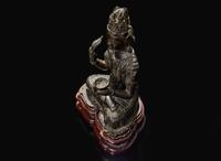 A rare Chinese patinated bronze figure of Guanyin, Yunnan, 12th to 14th century 珍罕銅加漆觀音像及底座 雲南大理 十二至十四世紀