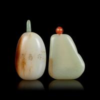 Two Chinese Russet and White Pebble-Form Jade Snuff Bottles 白玉留皮籽料鼻烟壶两支