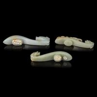 Three Chinese Jade 'Dragon' Belt Hooks, Daigou, Late 19th-20th Century 晚清-民國 玉帶鈎三枚