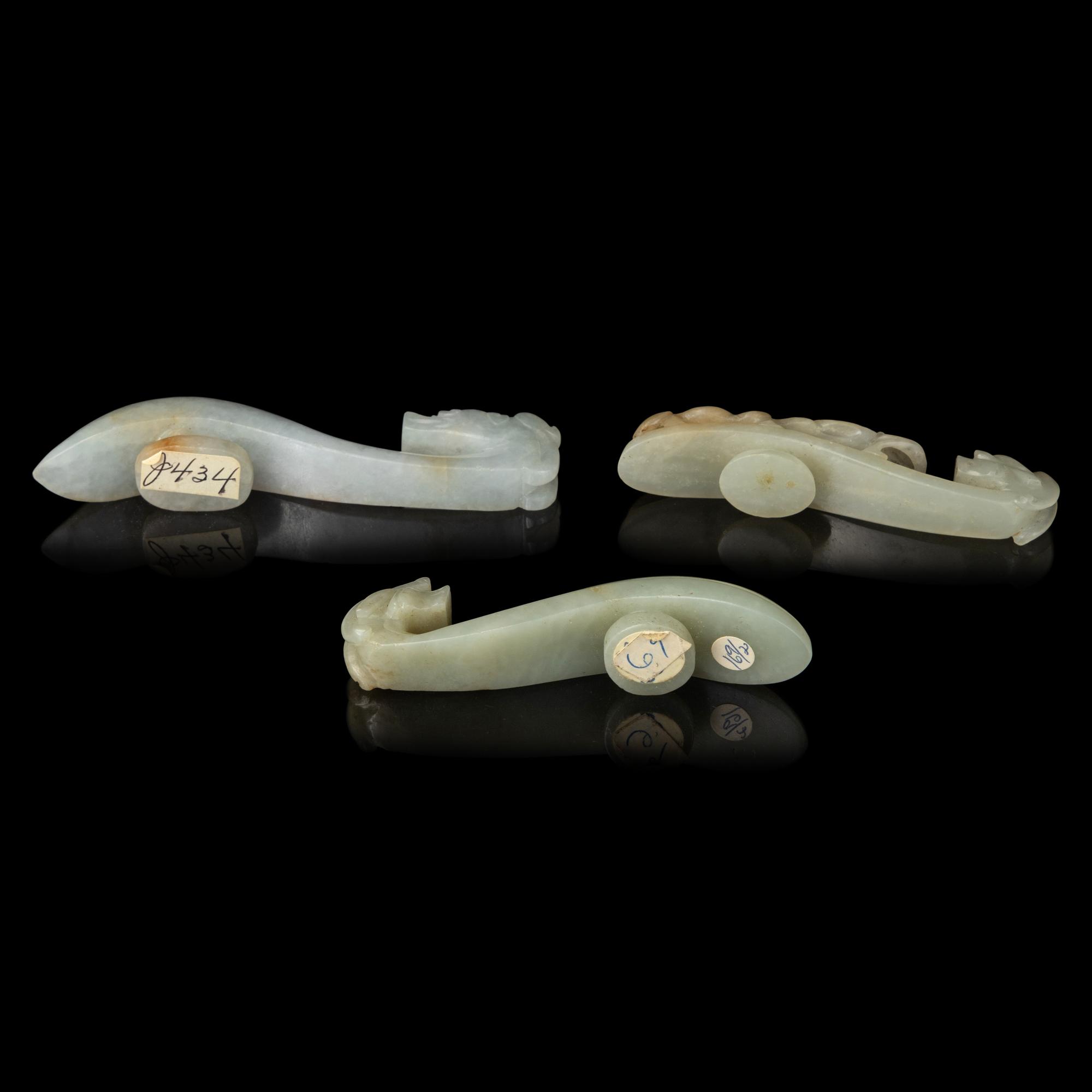 Three Chinese Jade 'Dragon' Belt Hooks, Daigou, Late 19th-20th Century 晚清-民國 玉帶鈎三枚