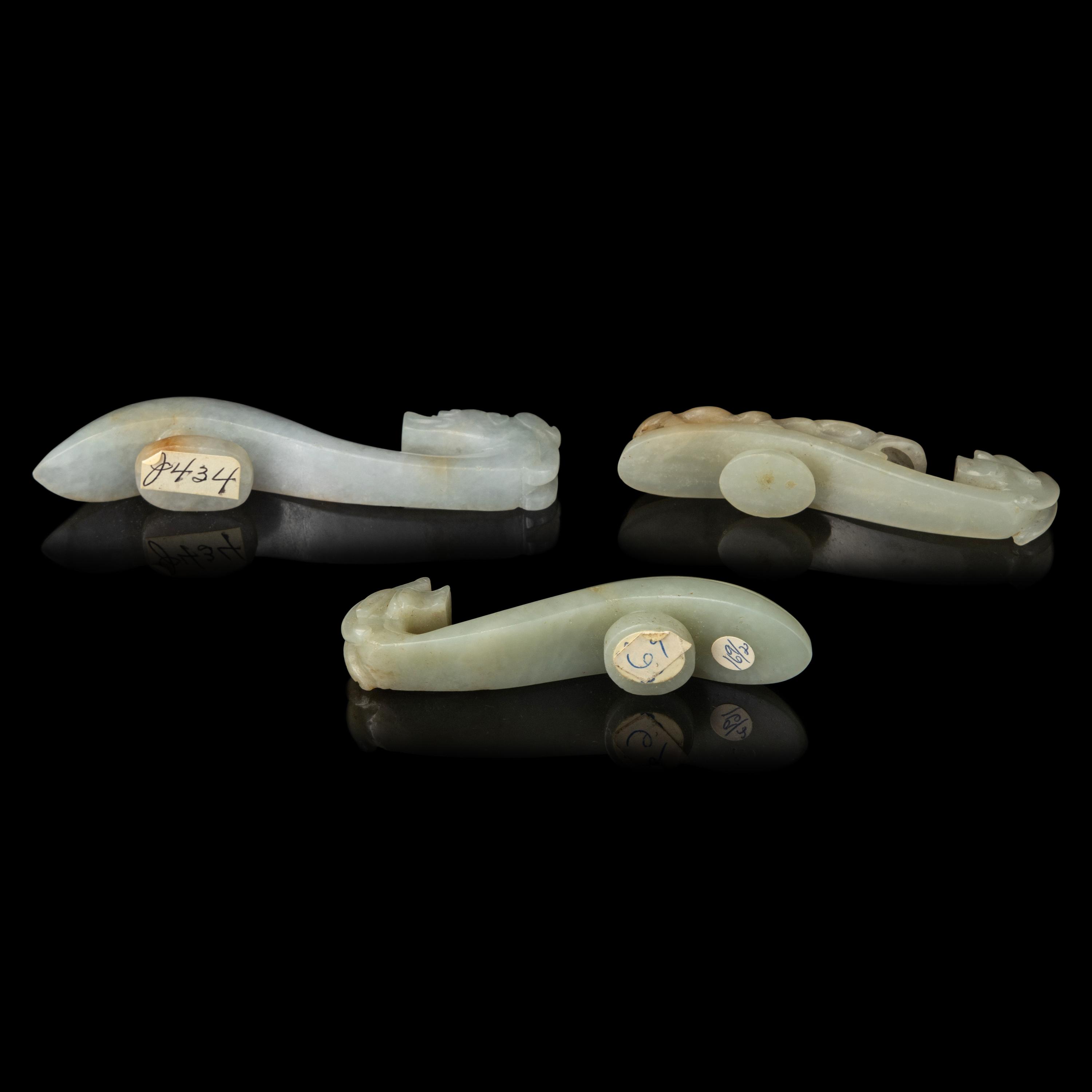 Three Chinese Jade 'Dragon' Belt Hooks, Daigou, Late 19th-20th Century 晚清-民國 玉帶鈎三枚