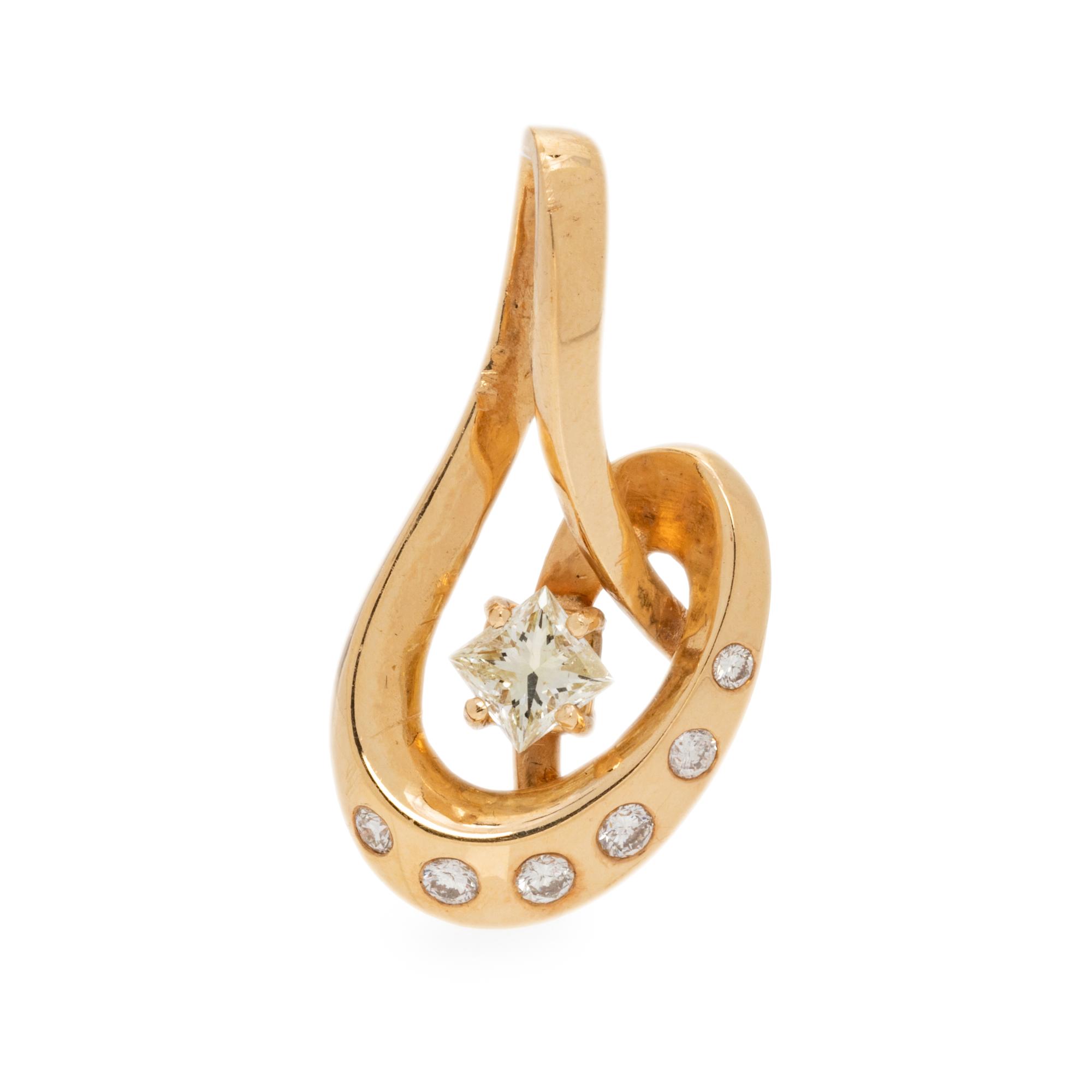 YELLOW GOLD AND DIAMOND PENDANT