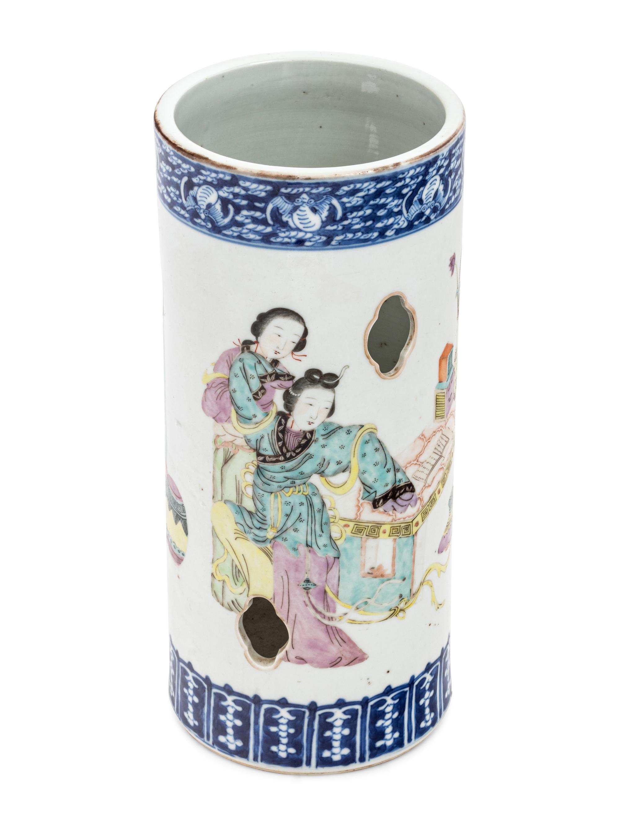 A Chinese Famille Rose Porcelain Hatstand